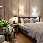 Frost Boutique Parnawa
