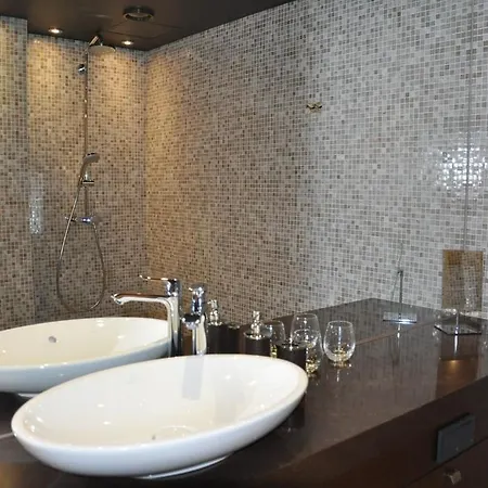 מלון Frost Boutique 4*